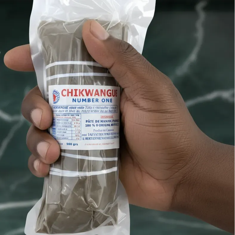 Kwanga Pâte de Manioc sous vide tenue en gros plan, produit NUMBER ONE à base de manioc pur, idéal pour recettes africaines authentiques.